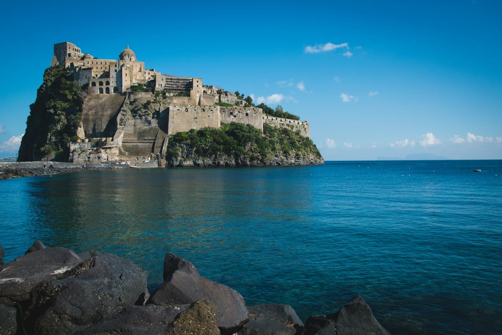 Spiaggia di Cartaromana con vista sul Castello Aragonese