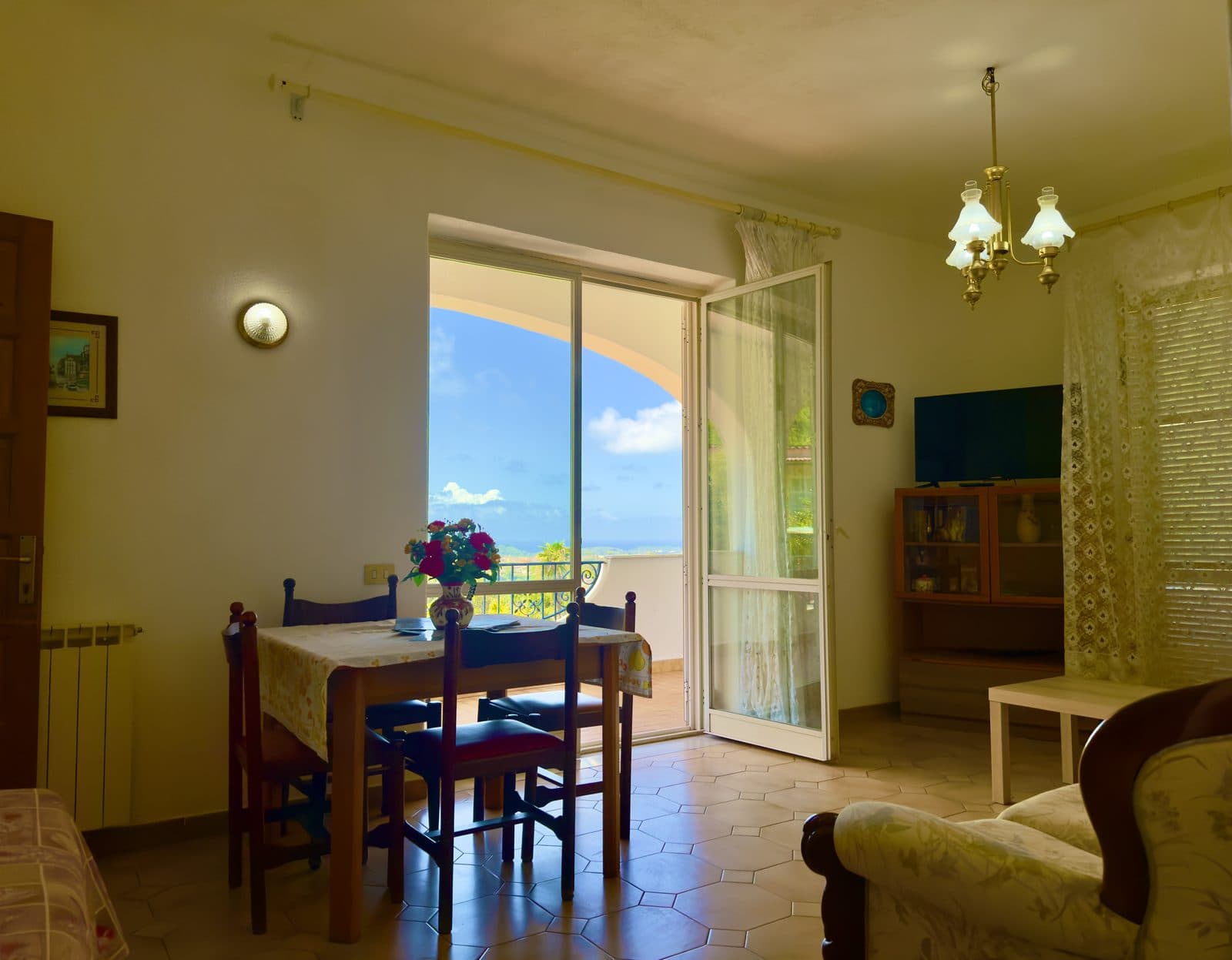 Appartamento - Soggiorno con tavolo e vista mare