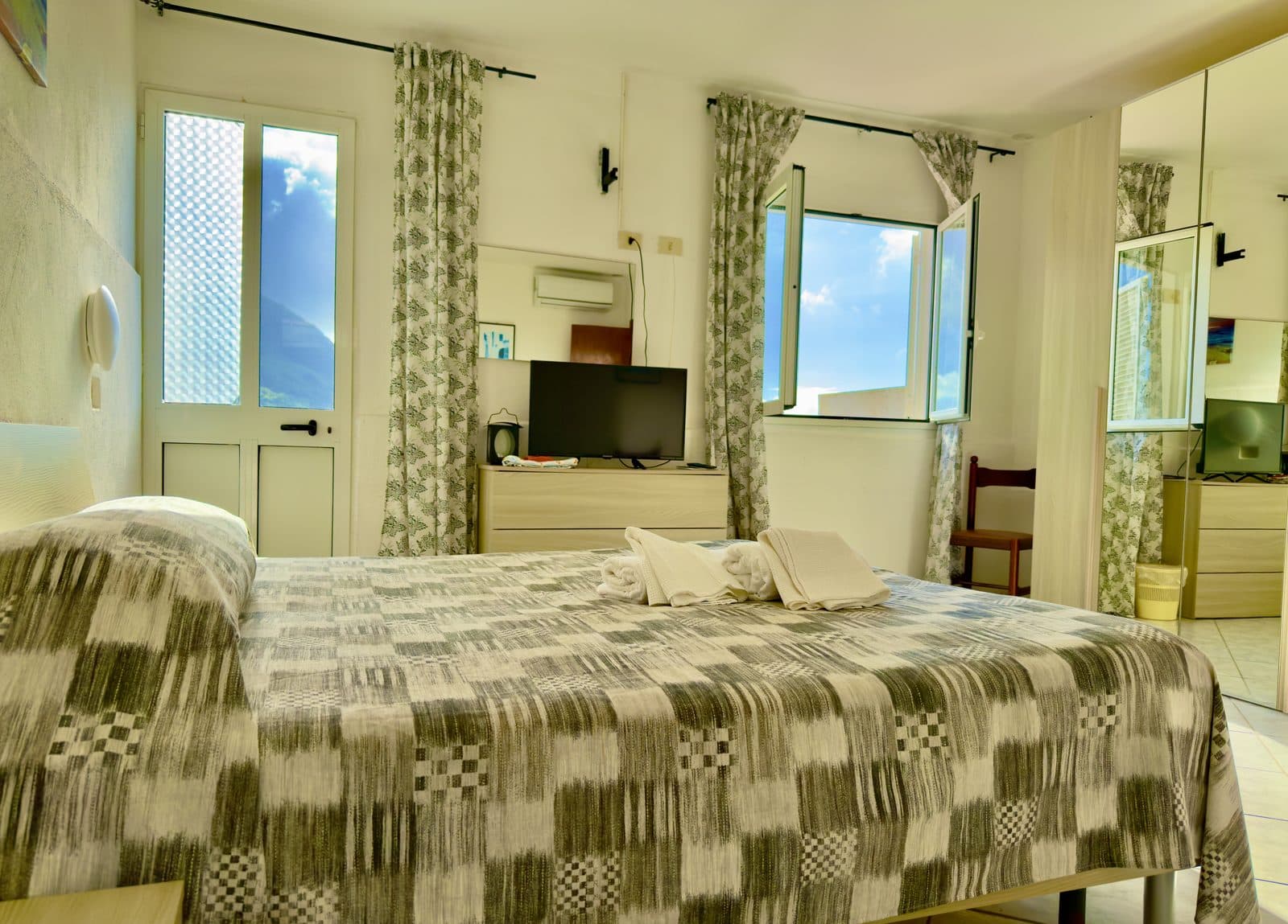 Camera Deluxe spaziosa con doppia finestra