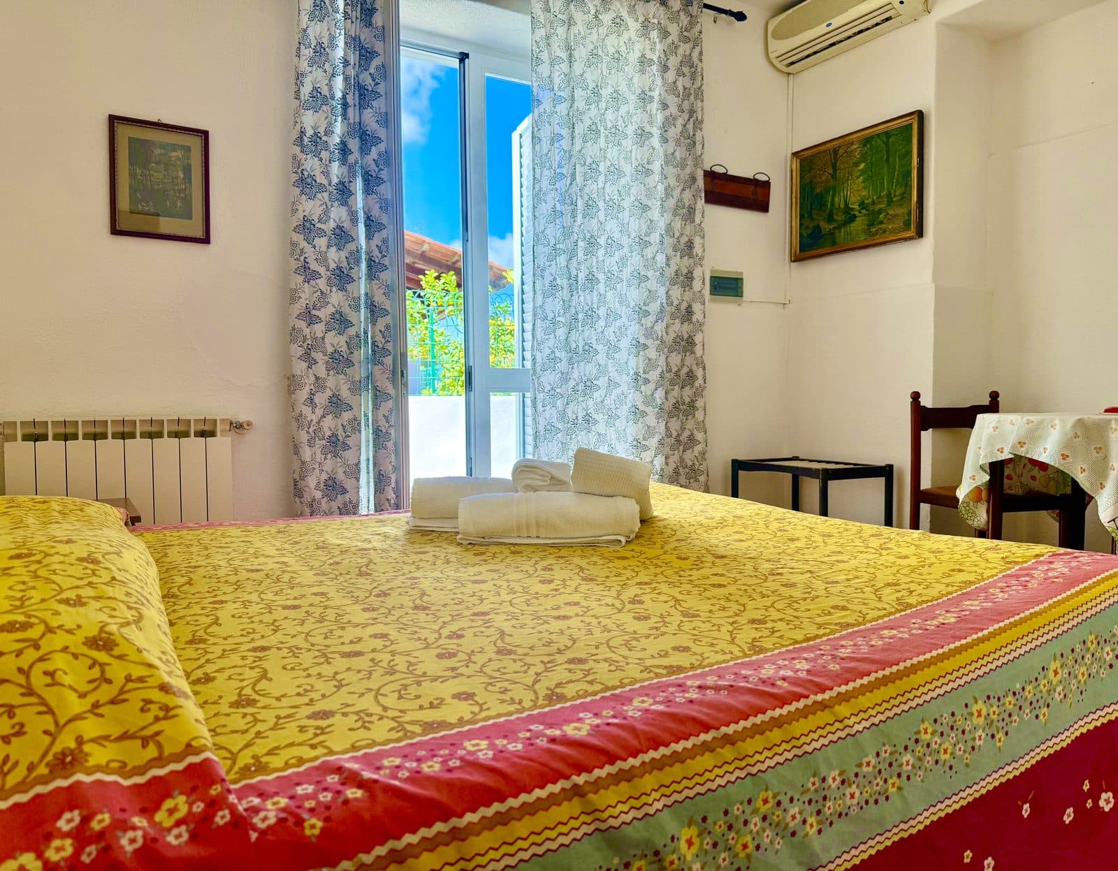 Camera Economy - Vista dalla finestra con luce naturale