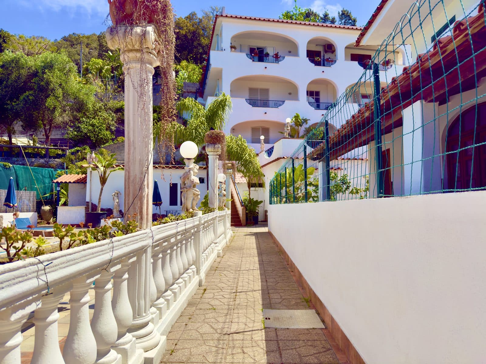 Passeggiata con balaustra e vista edificio