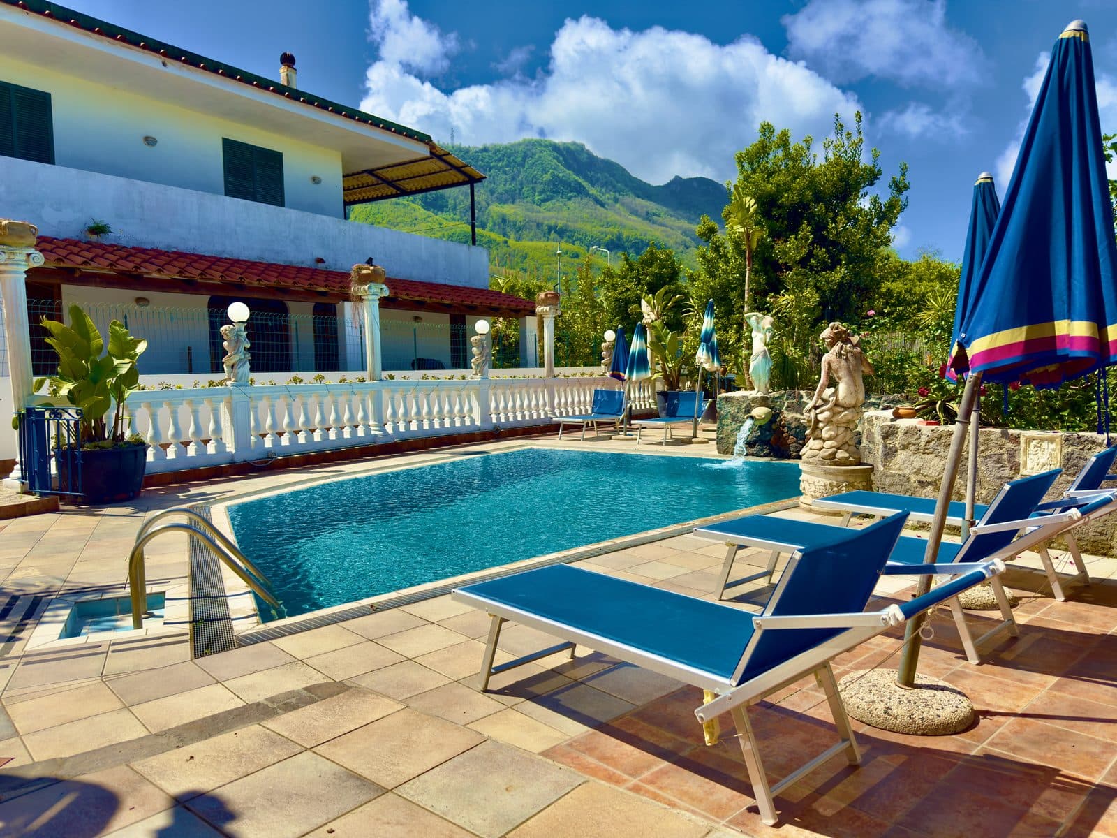 Area piscina con lettini e ombrelloni