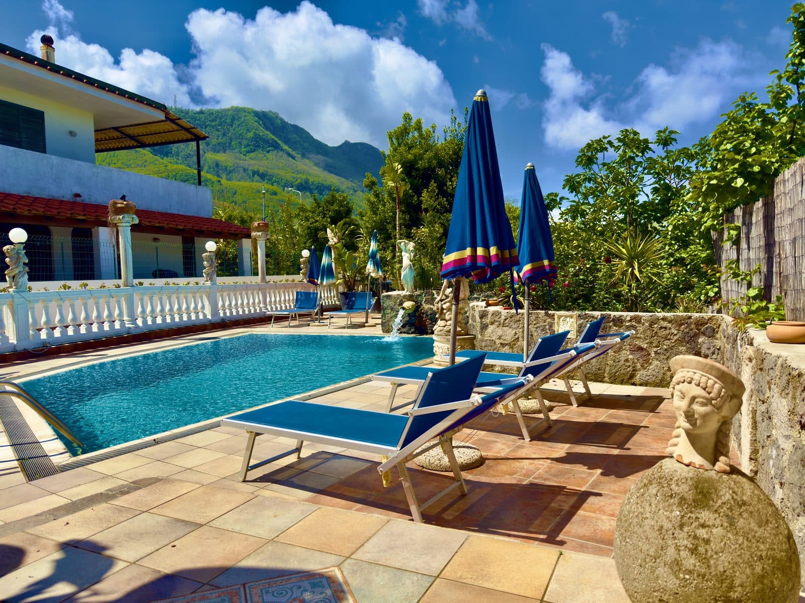 Piscina con lettini e decorazioni