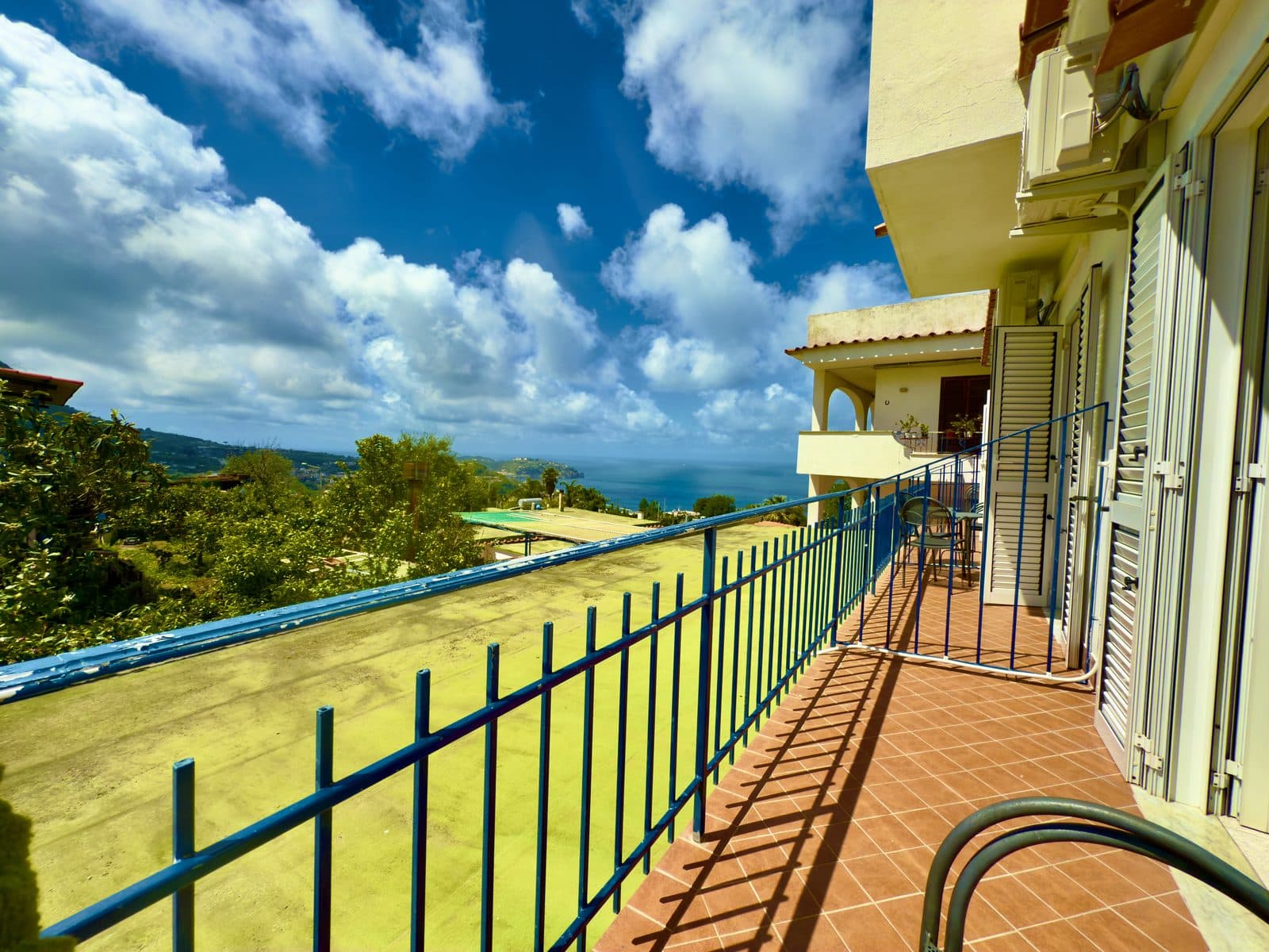 Balcone con vista mare dalla camera Standard